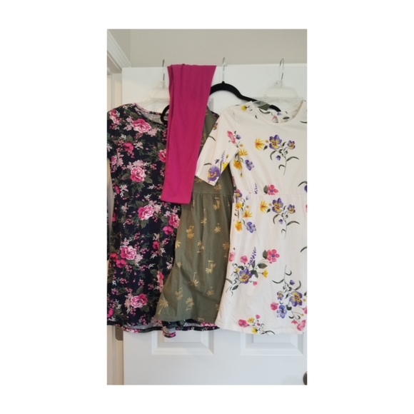 Bundle of (3) spring floral dresses & legging pant